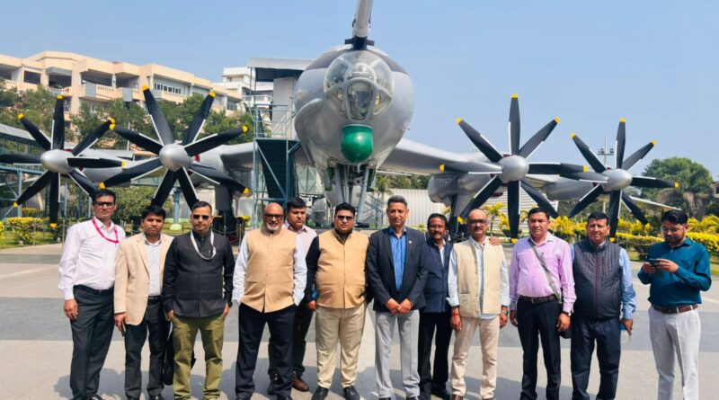 उत्तराखंड के पत्रकारों ने किया विशाखापत्तनम के टीयू-142 विमान संग्रहालय का भ्रमण