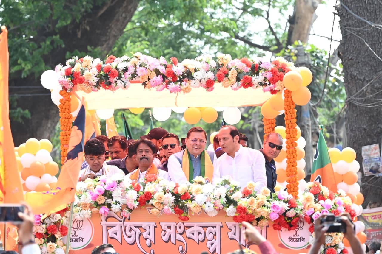 बंगाल के चुनावी रण में उत्तराखंड के ‘धाकड़’ धामी की एंट्री, बनगांव में दिखा जनसैलाब